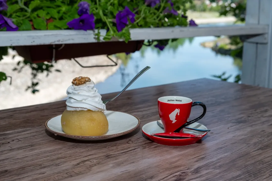 Kafa i desert uz rijeku Vrbanju
